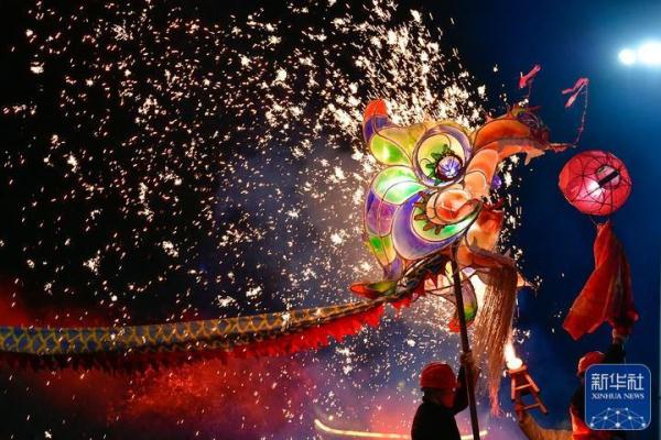 百龙竞技，苗族“舞龙嘘花”闹元宵