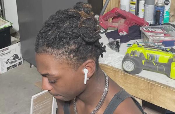 美媒：美国一中学生不满学校要求他剪短发，将州长及州司法部长告上法庭