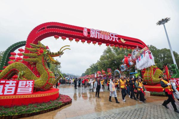 浙江诸暨：民俗“踩街”贺元宵
