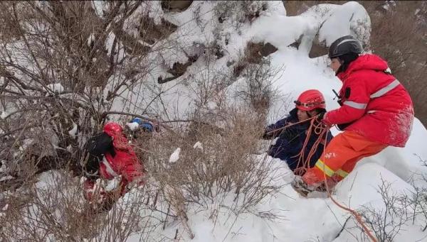 5名雪夜登山被困学生被北京房山消防成功救出 5名雪夜登山被困学生被北京房山消防成功救出