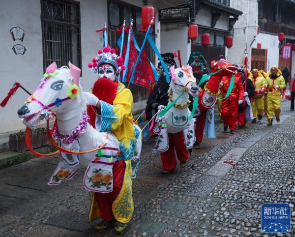 浙江杭州：古镇民俗踩街闹元宵