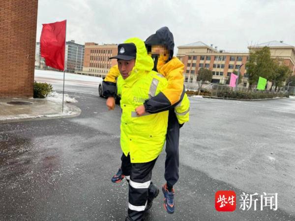 冰雪天气男孩举步难行辅警暖心举动获群众点赞