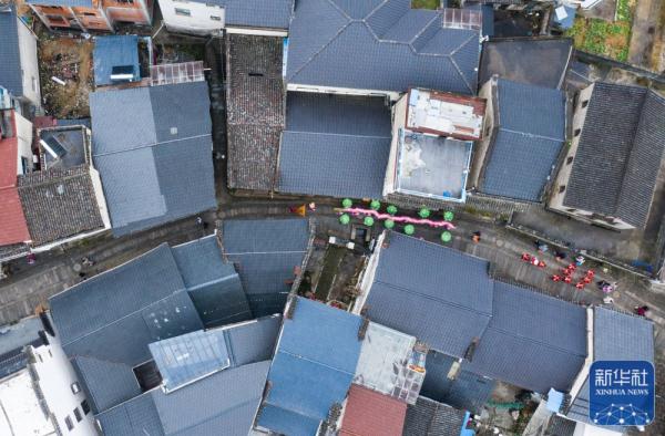 浙江杭州：古镇民俗踩街闹元宵