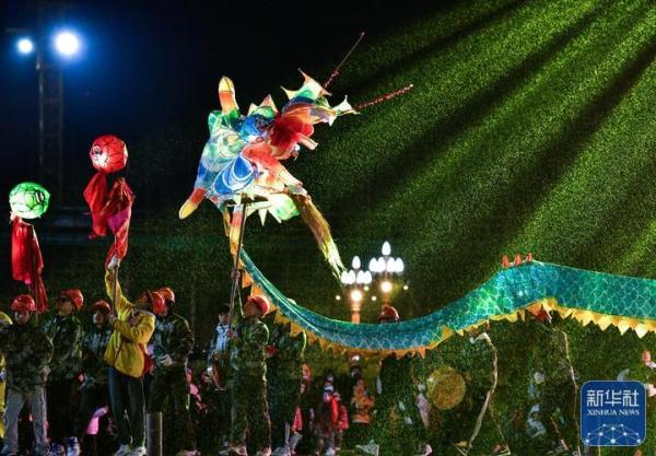 百龙竞技，苗族“舞龙嘘花”闹元宵