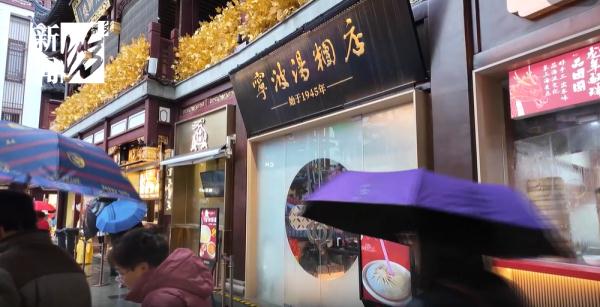 龙年限定版卖爆，上海阿姨爷叔都在抢！北方网友：这种口味接受不了一点……