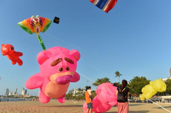 泰国芭提雅海滩风筝飞舞 泰国芭提雅海滩风筝飞舞