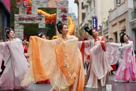 图集∣广府庙会登场市民争摸龙头