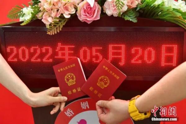 领证一年离婚，20多万彩礼要还吗？“彩礼新规”落地，多地作出判决