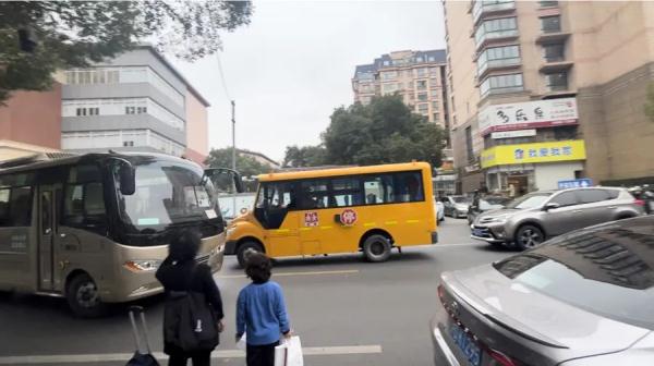 沪上居民叫苦连天，一开学就瘫痪？百余米堵几十分钟…令人窒息！