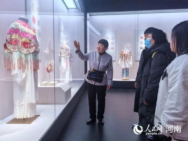 “宝藏阿姨”，保洁阿姨兼职博物馆讲解员→