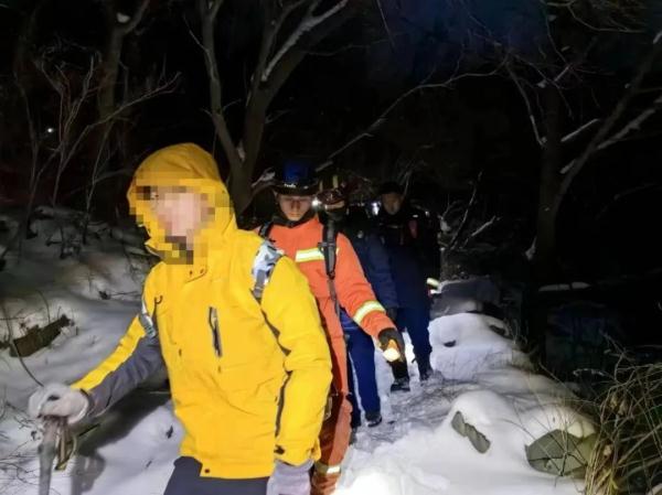 5名雪夜登山被困学生被北京房山消防成功救出 5名雪夜登山被困学生被北京房山消防成功救出
