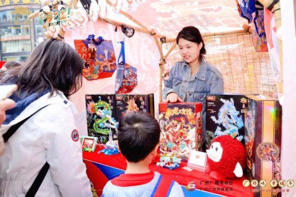 让非遗好玩起来!“潮龙出墟”文创市集亮相广府庙会 让非遗好玩起来!“潮龙出墟”文创市集亮相广府庙会
