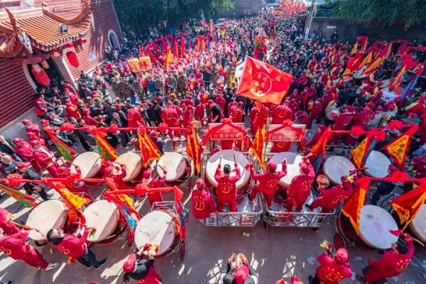 “咚咚咚”彻底火了，游客挤满现场，网友：这是00后的“国风大典”
