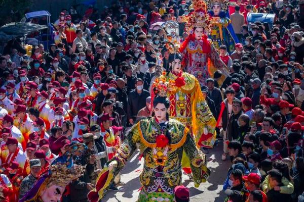 “咚咚咚”彻底火了，游客挤满现场，网友：这是00后的“国风大典”