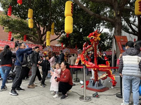 让非遗好玩起来!“潮龙出墟”文创市集亮相广府庙会 让非遗好玩起来!“潮龙出墟”文创市集亮相广府庙会