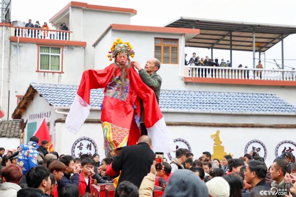 福建连城：山村狂欢节 体验别样的“走古事”民俗