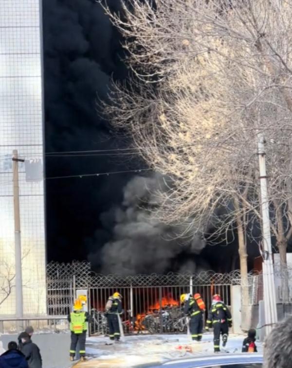 北京丰台一电动车棚起火，官方回应