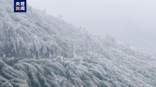 浙江宁波山区电网严重覆冰 输电铁塔受损 数千户居民停电