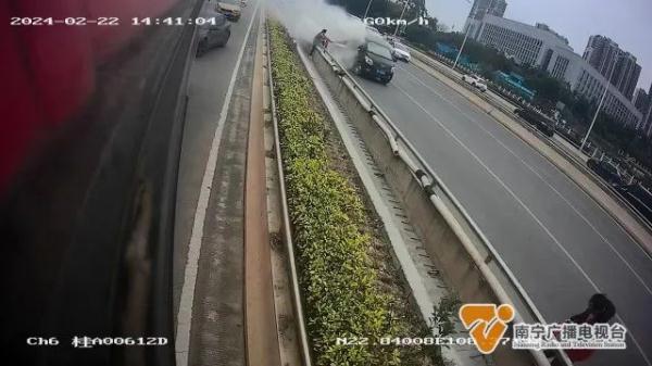 小货车突发自燃，公交司机变身“救火侠”！