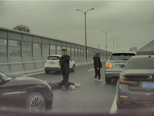 杭州警方发布“宾利车主伤人事件”通报：两人系表兄弟，宾利车主已被刑拘！