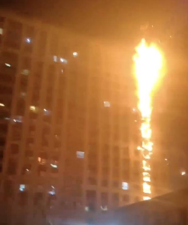 “从1楼到17楼，全烧透了…” 又一高层住宅起火！当地回应