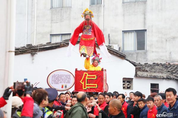 福建连城：山村狂欢节 体验别样的“走古事”民俗