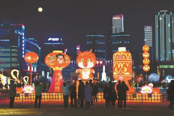 花灯绽放 人流如织 正太广场元宵灯会热闹非凡