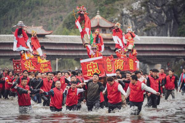 福建连城：山村狂欢节 体验别样的“走古事”民俗