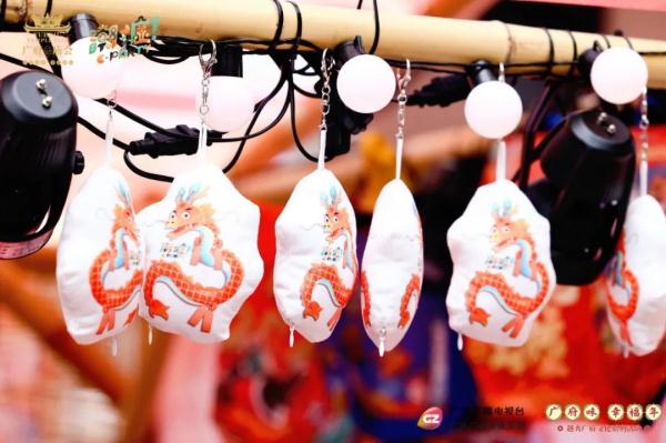 让非遗好玩起来!“潮龙出墟”文创市集亮相广府庙会 让非遗好玩起来!“潮龙出墟”文创市集亮相广府庙会