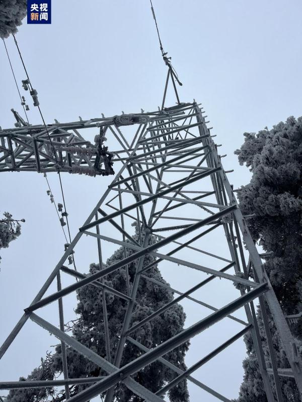 浙江宁波山区电网严重覆冰 输电铁塔受损 数千户居民停电