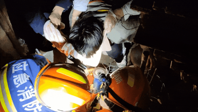 痛！痛！痛！12岁男孩被钢筋贯穿脸部