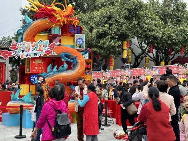 让非遗好玩起来!“潮龙出墟”文创市集亮相广府庙会 让非遗好玩起来!“潮龙出墟”文创市集亮相广府庙会
