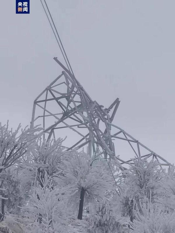 浙江宁波山区电网严重覆冰 输电铁塔受损 数千户居民停电