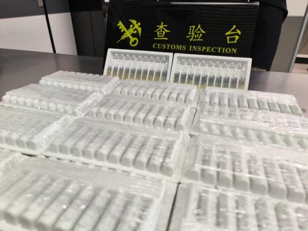 神色慌张！女子蓬蓬裙内层竟藏260支美容针