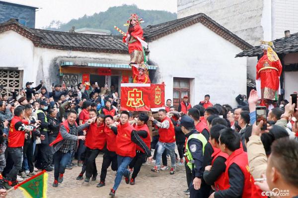 福建连城：山村狂欢节 体验别样的“走古事”民俗