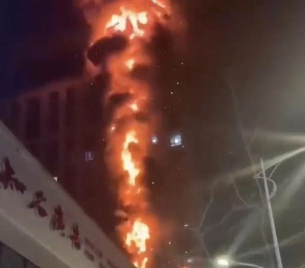 “从1楼到17楼，全烧透了…” 又一高层住宅起火！当地回应