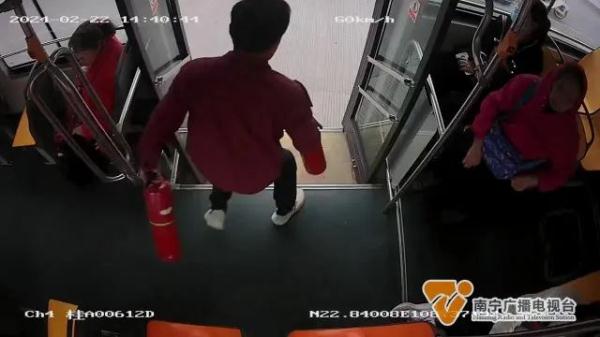 小货车突发自燃，公交司机变身“救火侠”！