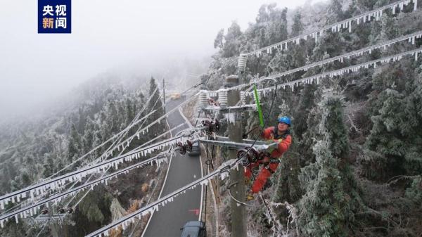 浙江宁波山区电网严重覆冰 输电铁塔受损 数千户居民停电
