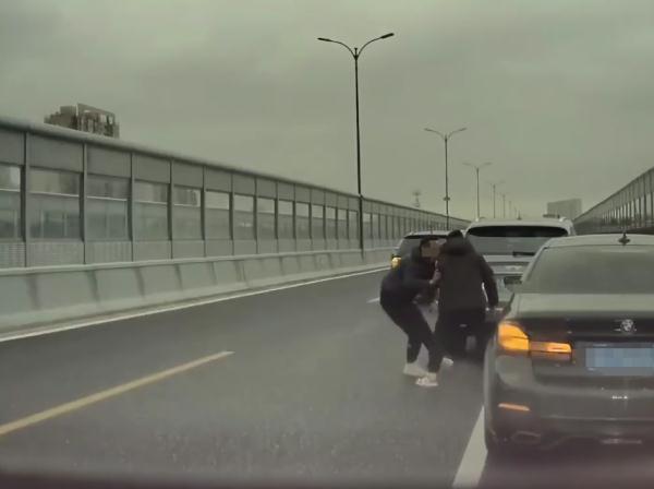 杭州警方发布“宾利车主伤人事件”通报：两人系表兄弟，宾利车主已被刑拘！