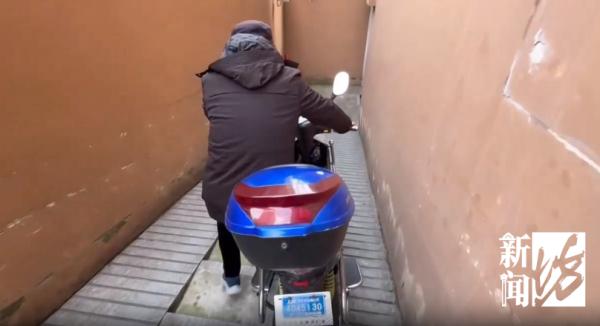 半年烧2次!沪一小区角角落落全是隐患!很多人就爱这么干,太危险 半年烧2次!沪一小区角角落落全是隐患!很多人就爱这么干,太危险