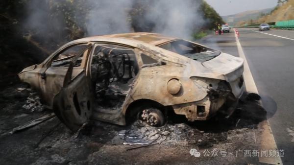 死里逃生！实习司机上高速遭遇车辆爆胎失控，起火后拆车门救出一家4口