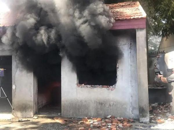 半年烧2次!沪一小区角角落落全是隐患!很多人就爱这么干,太危险 半年烧2次!沪一小区角角落落全是隐患!很多人就爱这么干,太危险