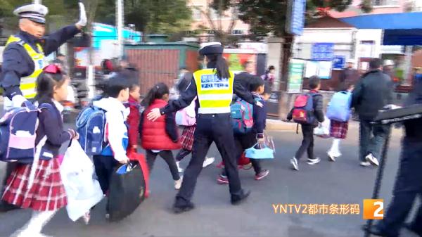 第一天上学就迟到？家长电动车坏在半路上，急哭孩子！民警这样做……