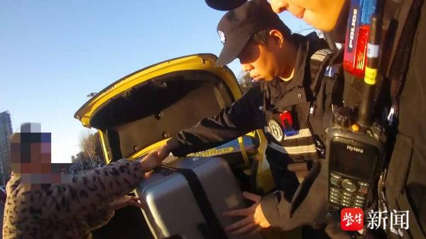 粗心乘客遗忘了行李，贴心民警妥善保管并归还