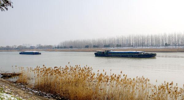 江苏扬州:京杭大运河上运输忙 江苏扬州:京杭大运河上运输忙