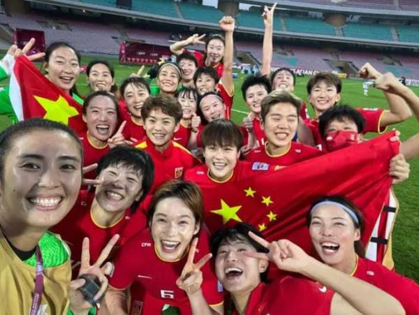 前女足国脚直播时崩溃痛哭，怒斥喷子！网友：好心疼