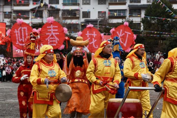 贵州雷山：龙灯花灯闹元宵