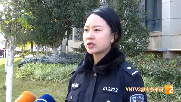 第一天上学就迟到？家长电动车坏在半路上，急哭孩子！民警这样做……