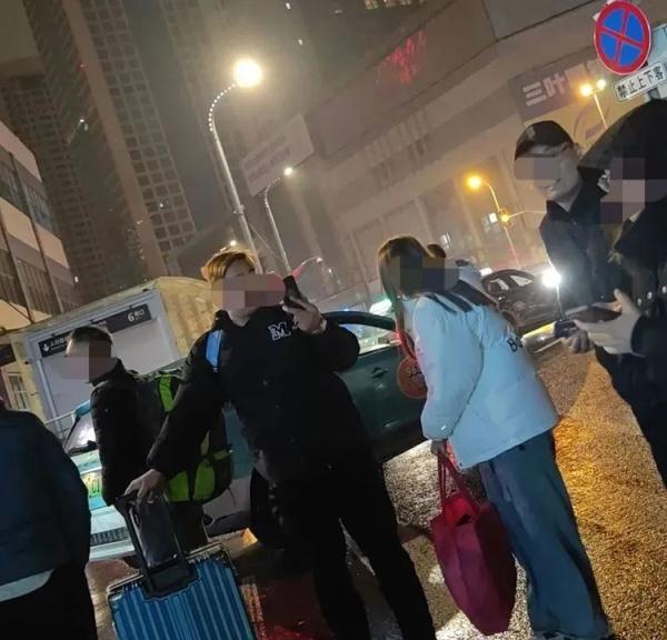 不打表，数人头！上海火车站沦为"黑车集散点"?