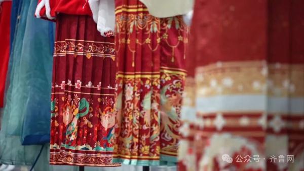 马面裙成爆款“新年战袍”！山东曹县拜年服大赚3个亿！